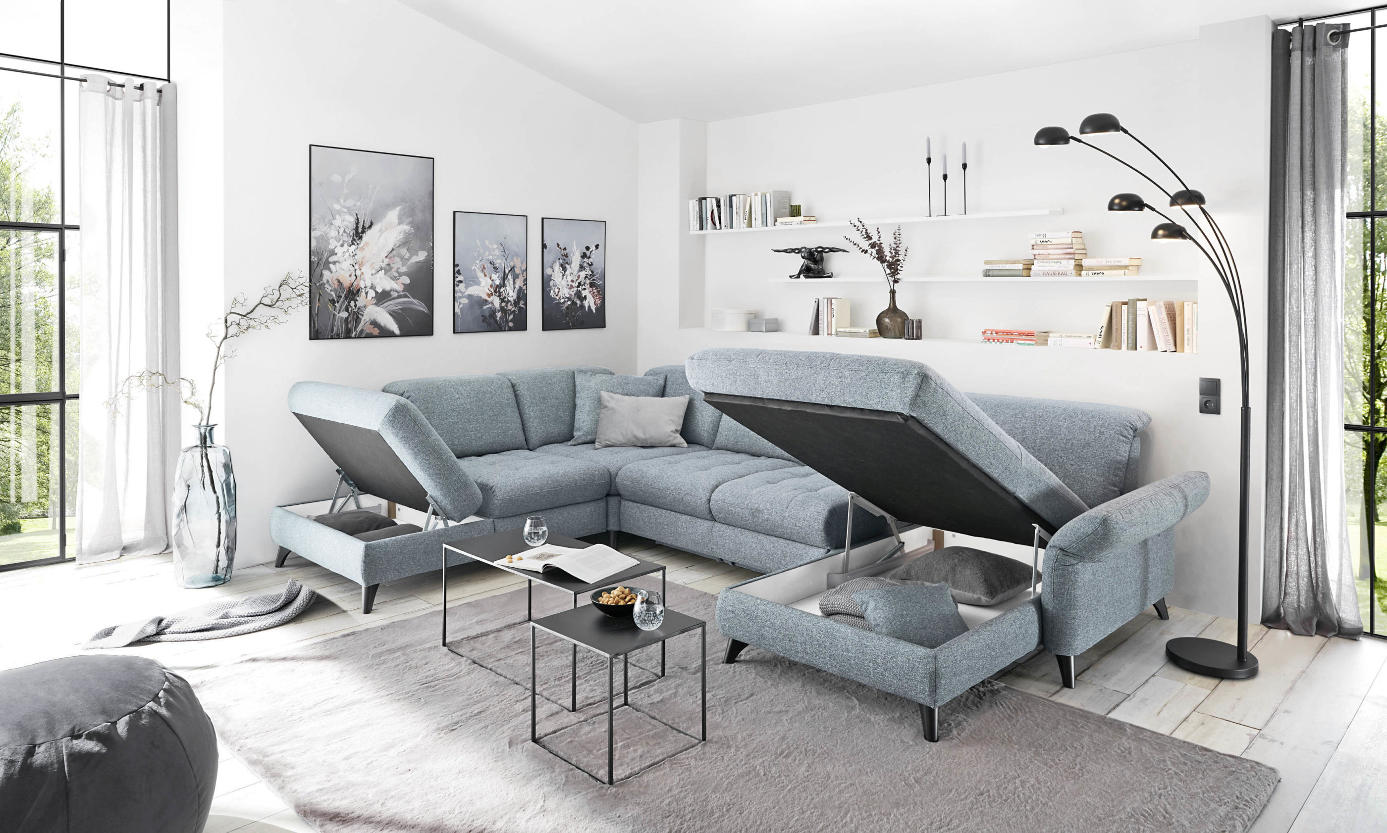hellblaues Sofa in U-Form mit Stauraum-Möglichkeiten
