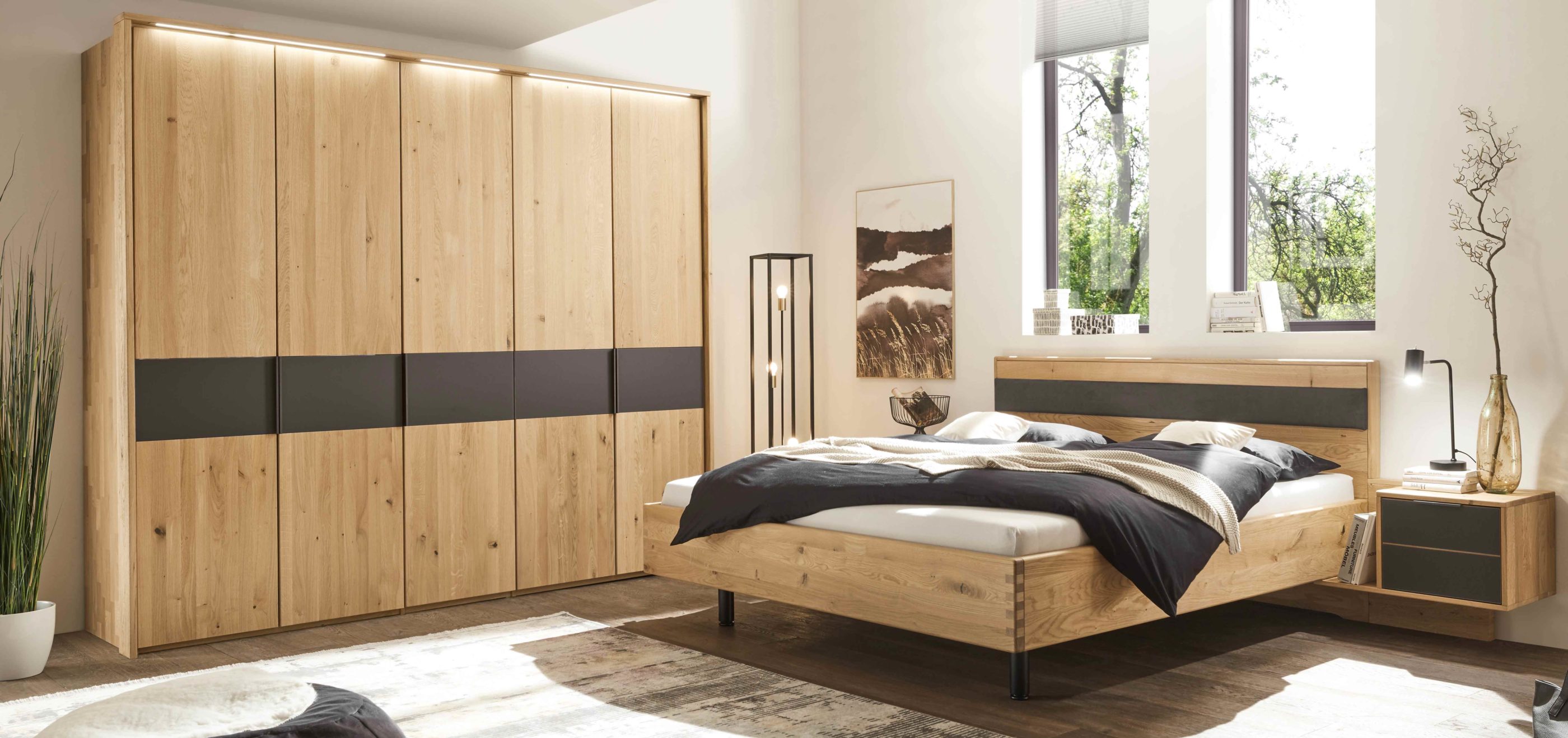 Schlafzimmer aus Holz mit grauen Akzenten