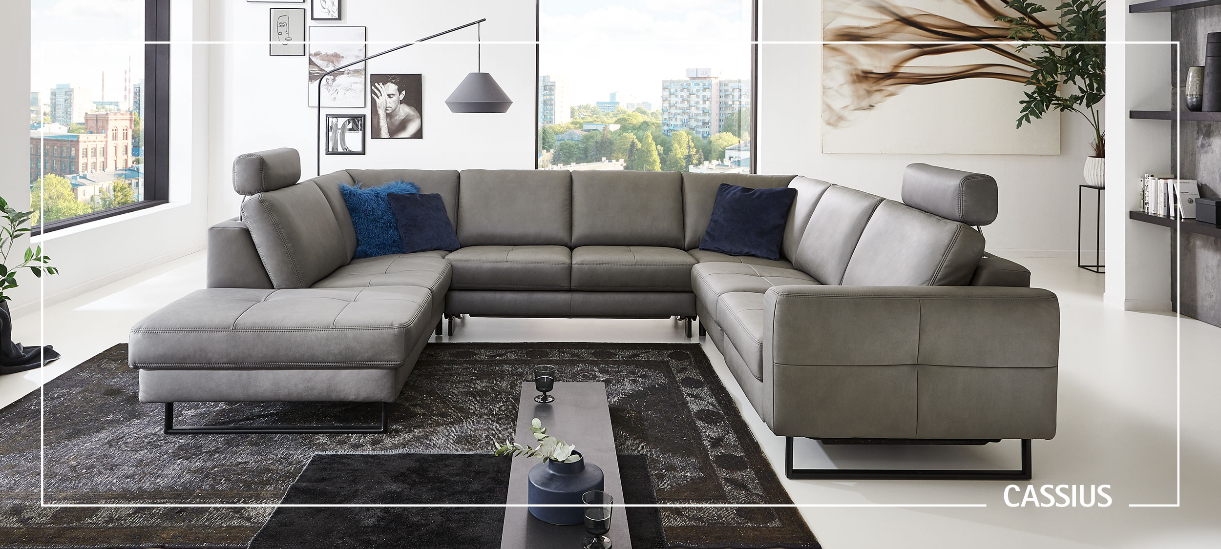 U-Couch mit Kopfstützen und Metalfüßen